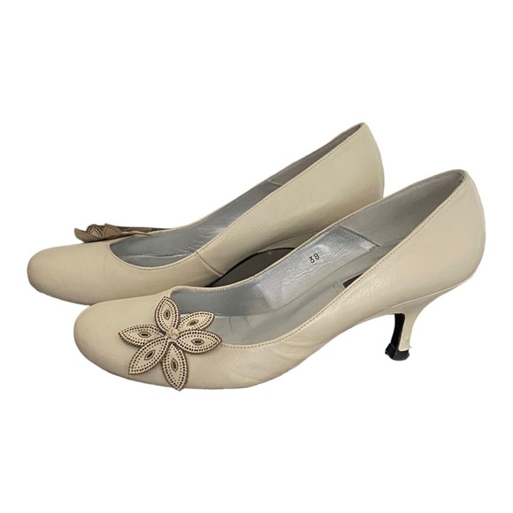 Schuh Cream Kitten Heels Round Toe Shoes With Appliqué Size 7 US, 38 Eur, 5 UK - Picture 1 of 5